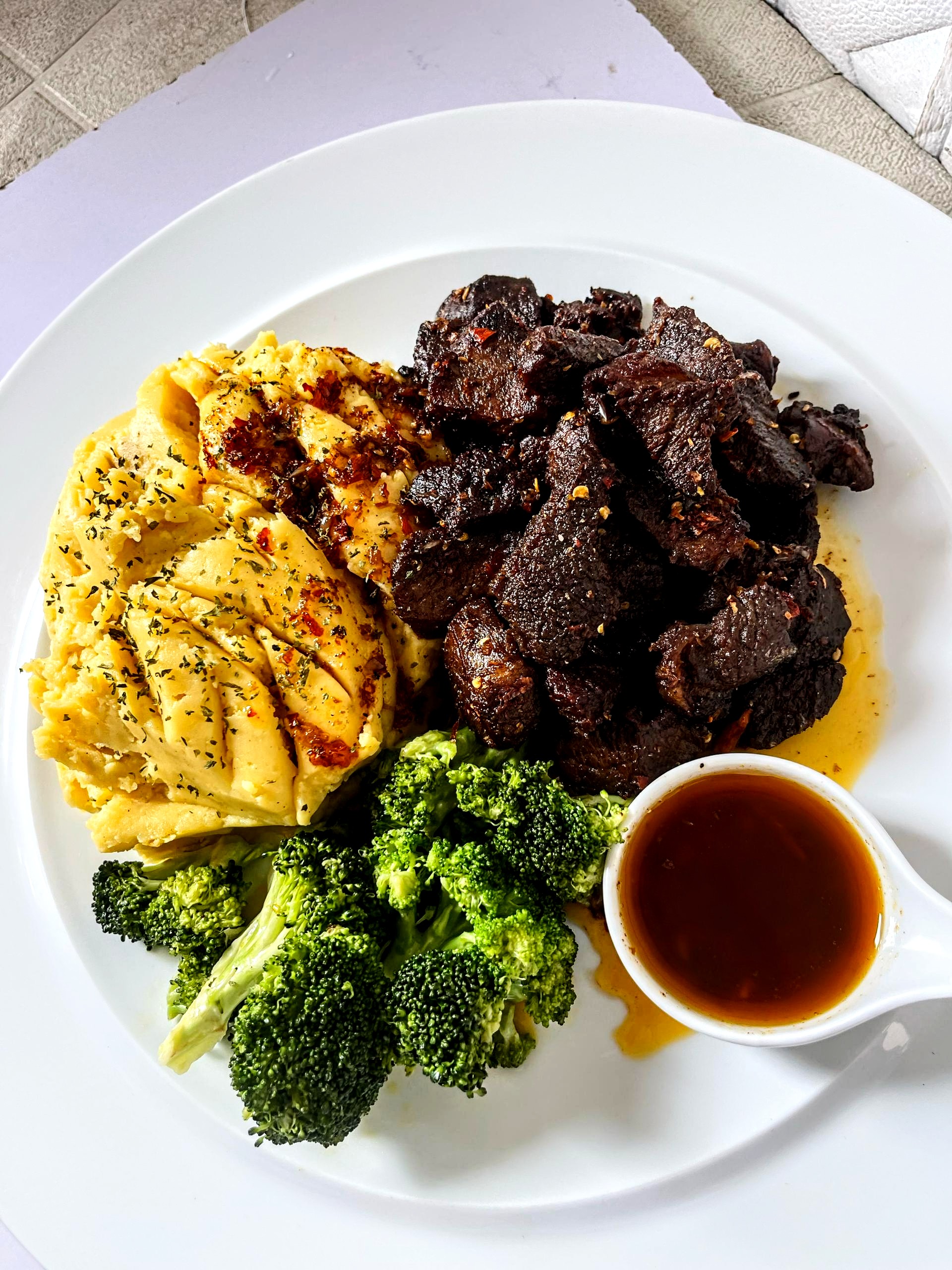 Savory steak meal with mash and broccoli.